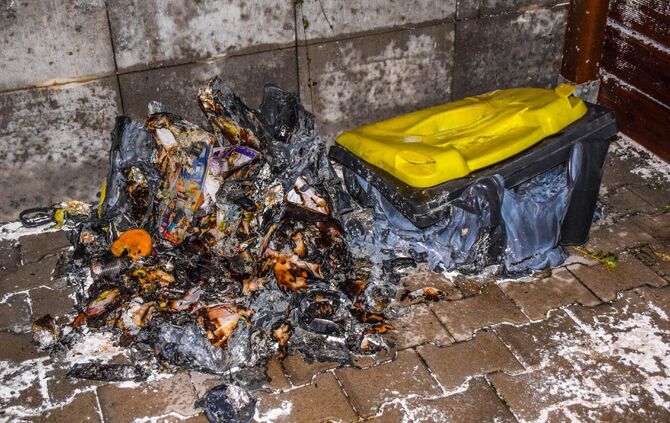Brandstifer in S-Waiblingen unterwegs: Mehrere Brandstellen zeitgleich - MÃ¼llcontainer mit UnterstÃ¤nden in Flammen_7