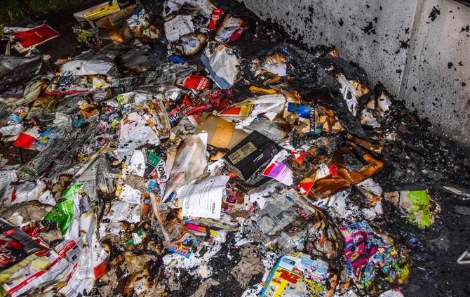 Brandstifer in S-Waiblingen unterwegs: Mehrere Brandstellen zeitgleich - MÃ¼llcontainer mit UnterstÃ¤nden in Flammen_8