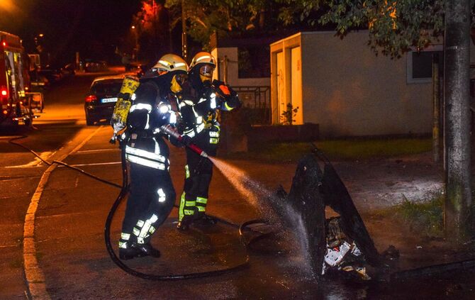 Brandstifer in S-Waiblingen unterwegs: Mehrere Brandstellen zeitgleich - MÃ¼llcontainer mit UnterstÃ¤nden in Flammen_9
