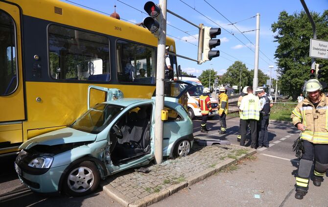 Tainer Straße, Pkw zwischen Ampelmast und S-Bahn eingeklemmt, eine verletzte Person