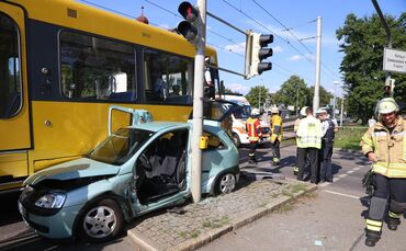 Tainer Straße, Pkw zwischen Ampelmast und S-Bahn eingeklemmt, eine verletzte Person