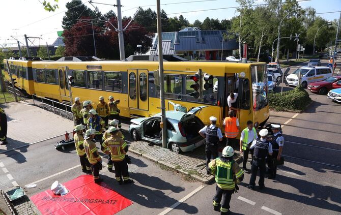 Tainer Straße, Pkw zwischen Ampelmast und S-Bahn eingeklemmt, eine verletzte Person