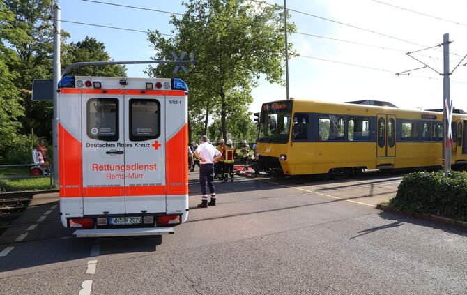 Tainer Straße, Pkw zwischen Ampelmast und S-Bahn eingeklemmt, eine verletzte Person