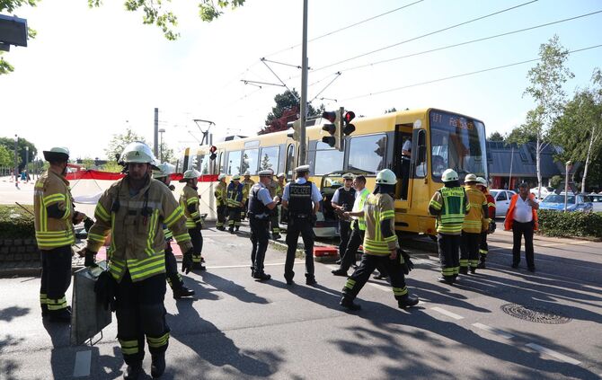 Tainer Straße, Pkw zwischen Ampelmast und S-Bahn eingeklemmt, eine verletzte Person