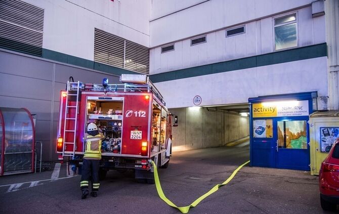 Rauchender Pkw im Parkhaus beim Dream Bowl - Bild 01_1