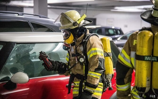 Rauchender Pkw im Parkhaus beim Dream Bowl - Bild 06_3