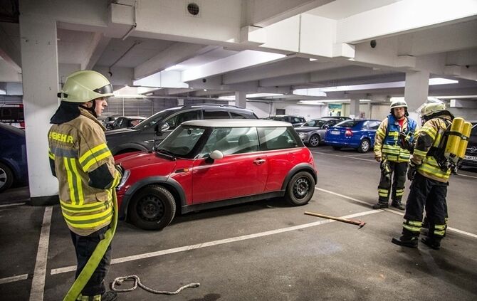 Rauchender Pkw im Parkhaus beim Dream Bowl - Bild 07_4