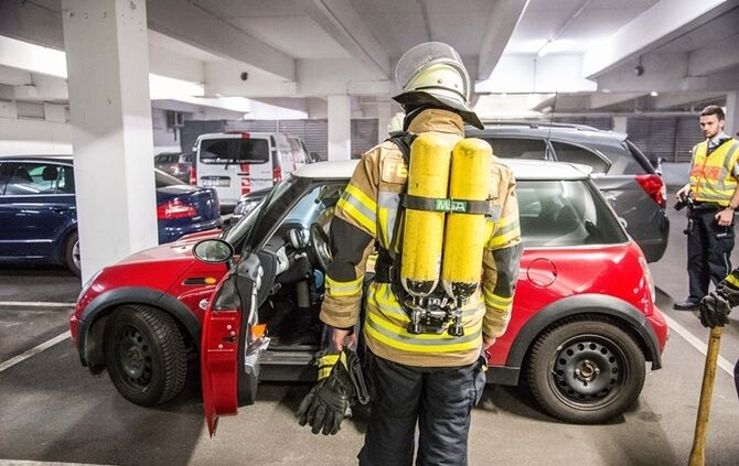 Rauchender Pkw im Parkhaus beim Dream Bowl - Bild 08_5