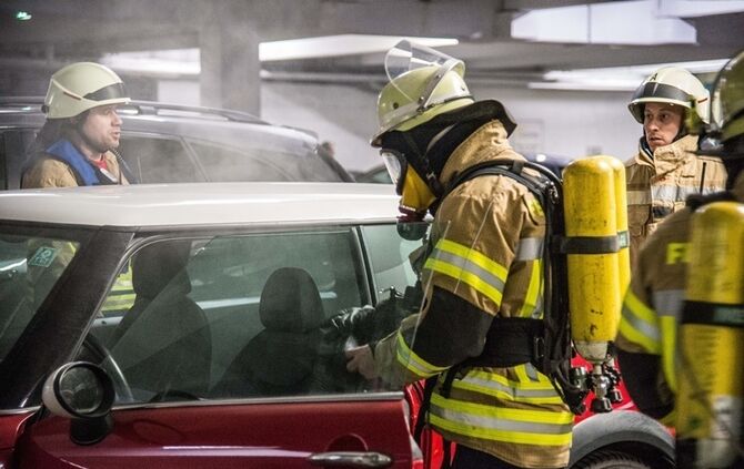 Rauchender Pkw im Parkhaus beim Dream Bowl - Bild 11_7