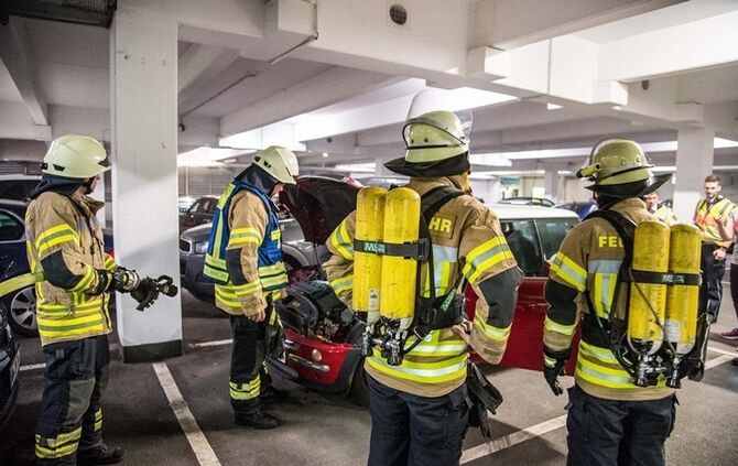 Rauchender Pkw im Parkhaus beim Dream Bowl - Bild 14_8