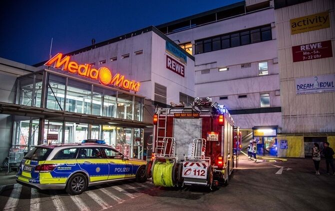 Rauchender Pkw im Parkhaus beim Dream Bowl - Bild 17_10