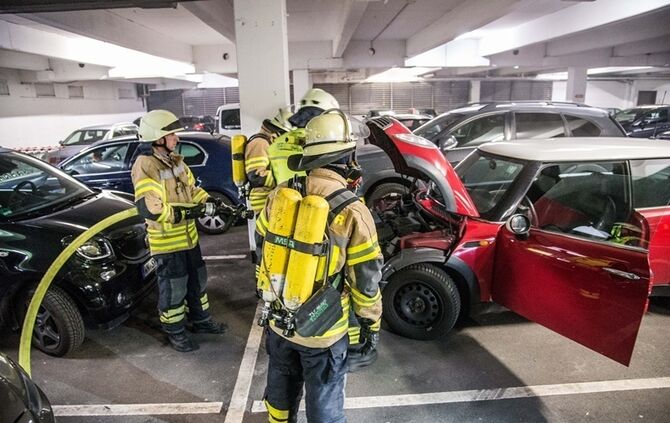 Rauchender Pkw im Parkhaus beim Dream Bowl - Bild 18_11