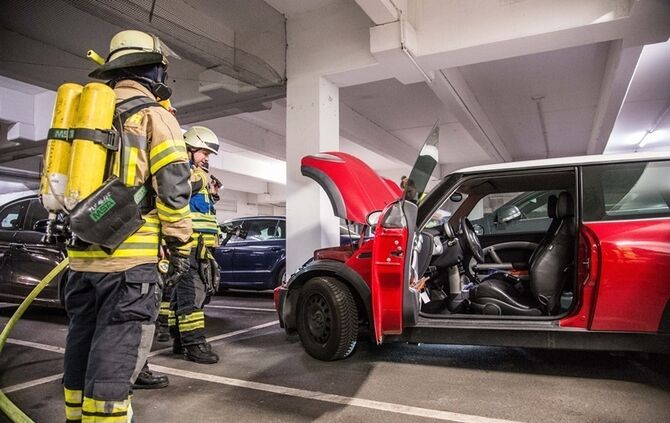 Rauchender Pkw im Parkhaus beim Dream Bowl - Bild 19_12