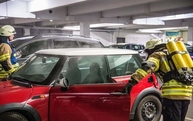 Rauchender Pkw im Parkhaus beim Dream Bowl - Bild 10_15