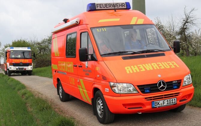 Hund steckt in Bachrohr fest Feuerwehr im Einsatz