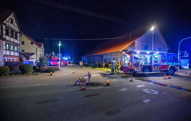 Auto und Carport brennen an angebautem Wohnhaus - Feuer griff bereits auf Fassade Ã¼ber_0