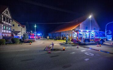 Auto und Carport brennen an angebautem Wohnhaus - Feuer griff bereits auf Fassade Ã¼ber_0