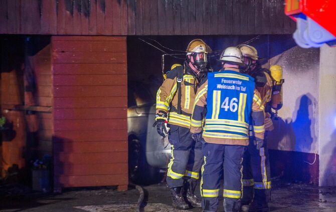 Auto und Carport brennen an angebautem Wohnhaus - Feuer griff bereits auf Fassade Ã¼ber_1