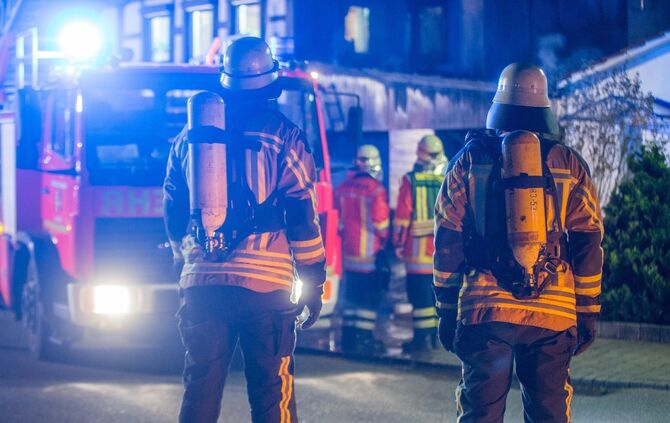 Auto und Carport brennen an angebautem Wohnhaus - Feuer griff bereits auf Fassade Ã¼ber_2