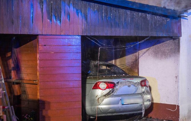 Auto und Carport brennen an angebautem Wohnhaus - Feuer griff bereits auf Fassade Ã¼ber_3