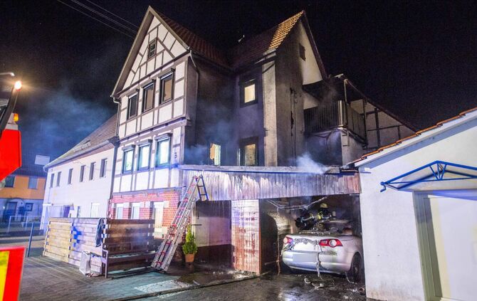 Auto und Carport brennen an angebautem Wohnhaus - Feuer griff bereits auf Fassade Ã¼ber_4