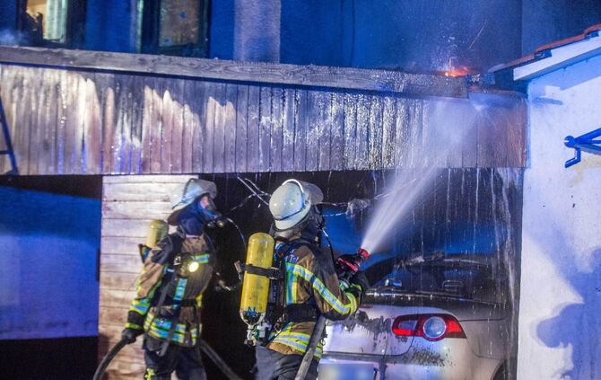 Auto und Carport brennen an angebautem Wohnhaus - Feuer griff bereits auf Fassade Ã¼ber_7