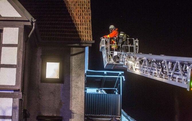 Auto und Carport brennen an angebautem Wohnhaus - Feuer griff bereits auf Fassade Ã¼ber_8