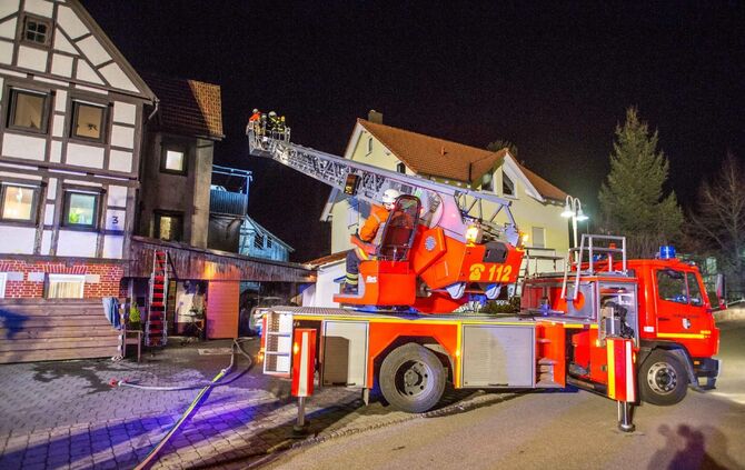 Auto und Carport brennen an angebautem Wohnhaus - Feuer griff bereits auf Fassade Ã¼ber_9