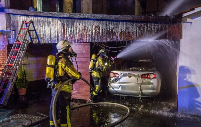 Auto und Carport brennen an angebautem Wohnhaus - Feuer griff bereits auf Fassade Ã¼ber_10