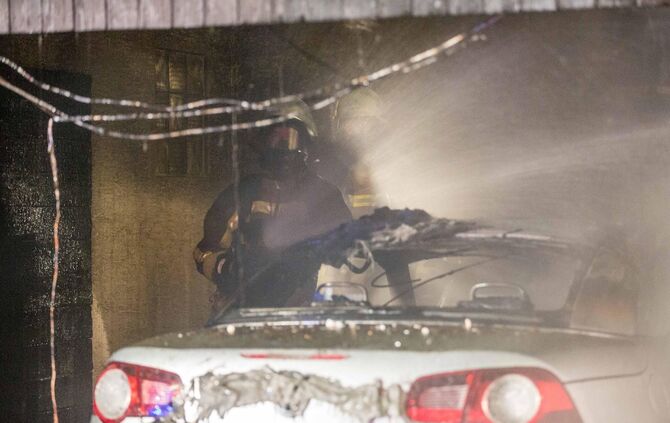 Auto und Carport brennen an angebautem Wohnhaus - Feuer griff bereits auf Fassade Ã¼ber_11