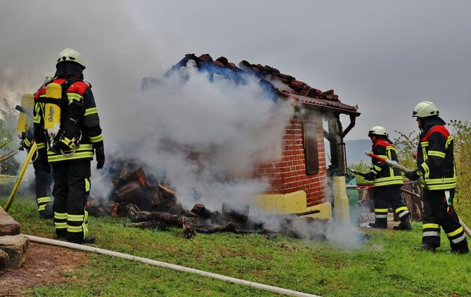 Gartenhütte in Vollbrand - Feuerwehr Korb im Löscheinsatz - Wildkamera soll vermeindliche Brandstiftung belegen