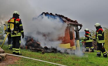 Gartenhütte in Vollbrand - Feuerwehr Korb im Löscheinsatz - Wildkamera soll vermeindliche Brandstiftung belegen