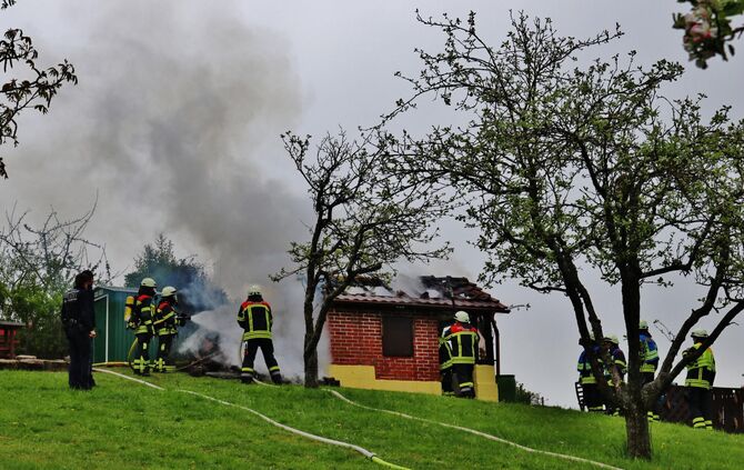 Gartenhütte in Vollbrand - Feuerwehr Korb im Löscheinsatz - Wildkamera soll vermeindliche Brandstiftung belegen