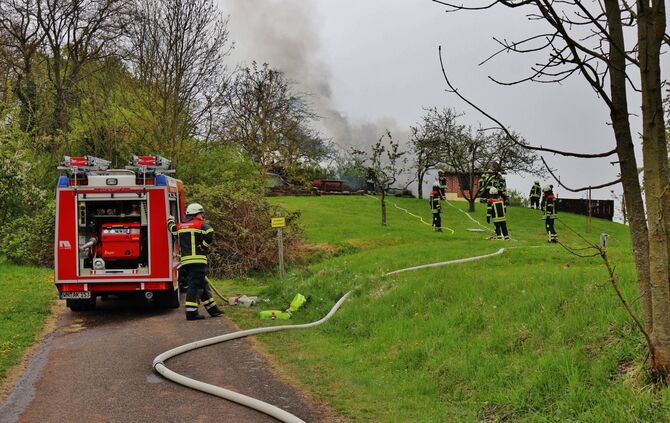 Gartenhütte in Vollbrand - Feuerwehr Korb im Löscheinsatz - Wildkamera soll vermeindliche Brandstiftung belegen
