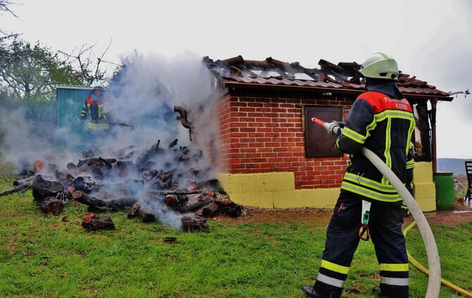 Gartenhütte in Vollbrand - Feuerwehr Korb im Löscheinsatz - Wildkamera soll vermeindliche Brandstiftung belegen