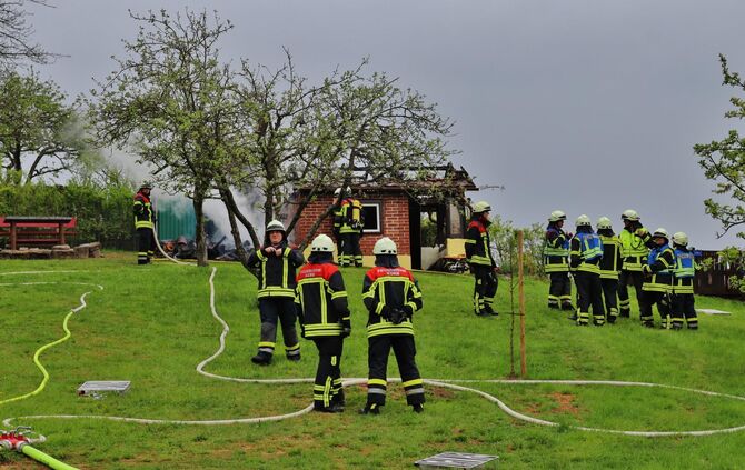 Gartenhütte in Vollbrand - Feuerwehr Korb im Löscheinsatz - Wildkamera soll vermeindliche Brandstiftung belegen