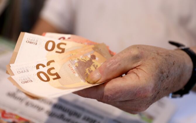 Geld Geldschein Geldscheine Euro Seniorin Wechselgeld Symbol Symbolbild symbolfoto