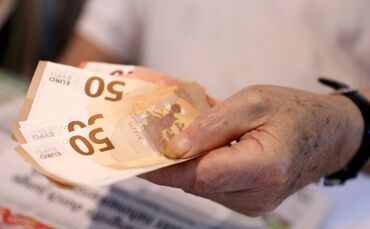 Geld Geldschein Geldscheine Euro Seniorin Wechselgeld Symbol Symbolbild symbolfoto