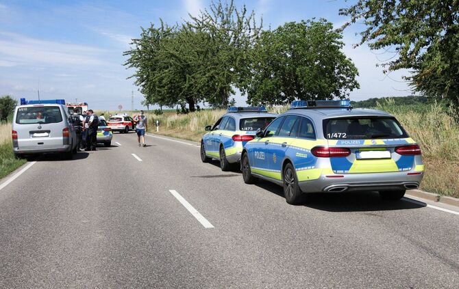 Tödlicher Fahrradunfall auf der Landstraße - Fahrradfahren von PKW erfasst und zu Boden geworfen