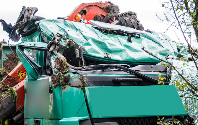 Kipplaster Unfall 18.09._12