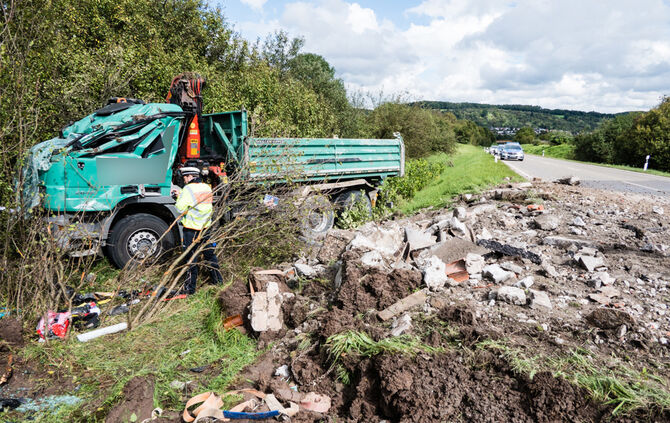 Kipplaster Unfall 18.09._16