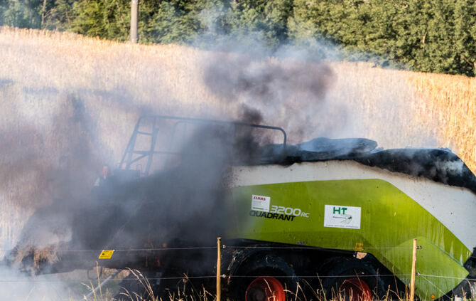 Ballenpresse geriet in Brand - Bild 01_0