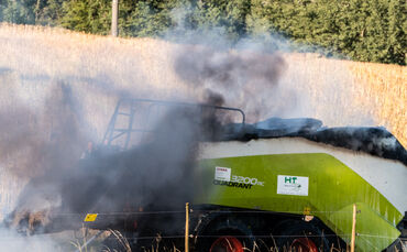 Ballenpresse geriet in Brand - Bild 01_0