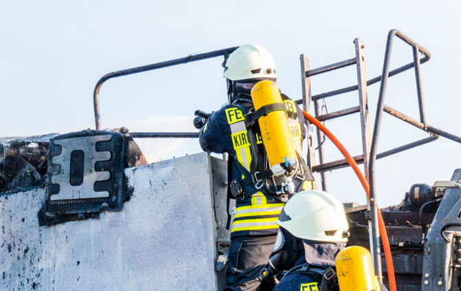 Ballenpresse geriet in Brand - Bild 26_1