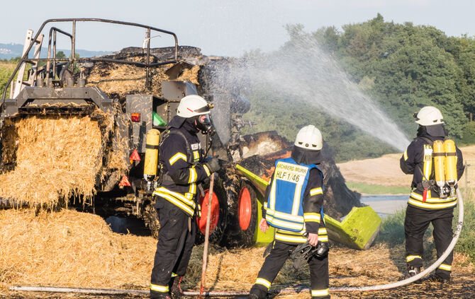 Ballenpresse geriet in Brand - Bild 23_4