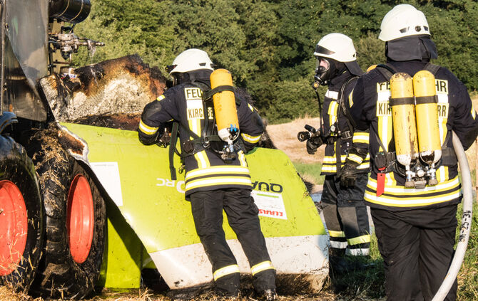Ballenpresse geriet in Brand - Bild 22_5