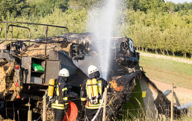Ballenpresse geriet in Brand - Bild 21_6