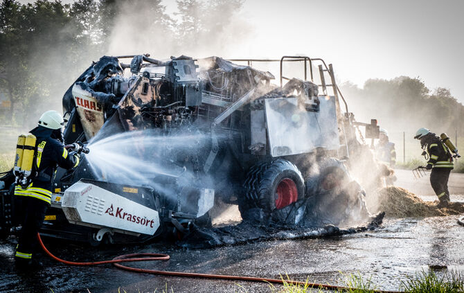 Ballenpresse geriet in Brand - Bild 17_8
