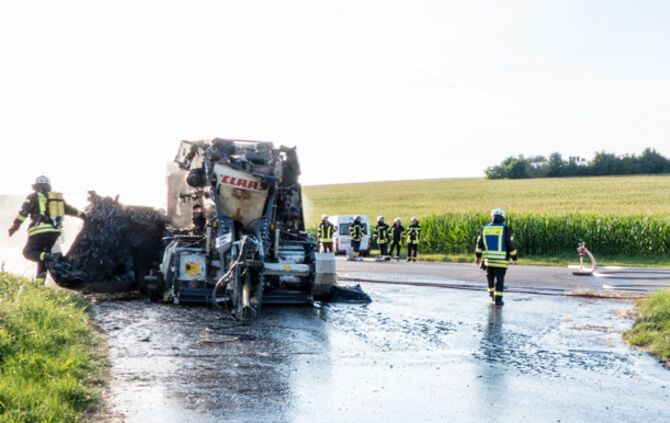 Ballenpresse geriet in Brand - Bild 18_9