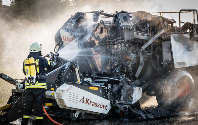 Ballenpresse geriet in Brand - Bild 16_10